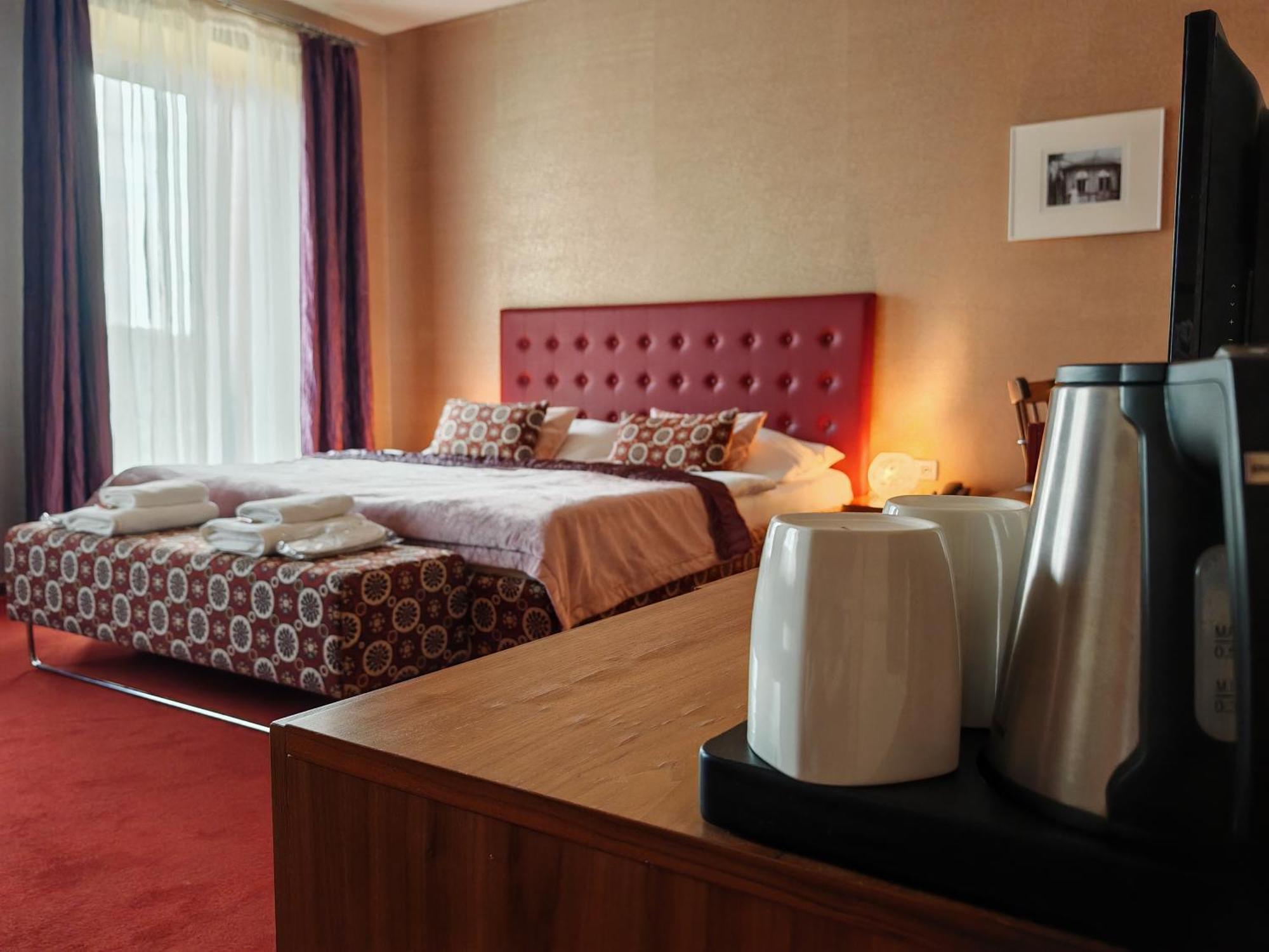 Hotel Rajska Zahrada Nové Město nad Metují エクステリア 写真